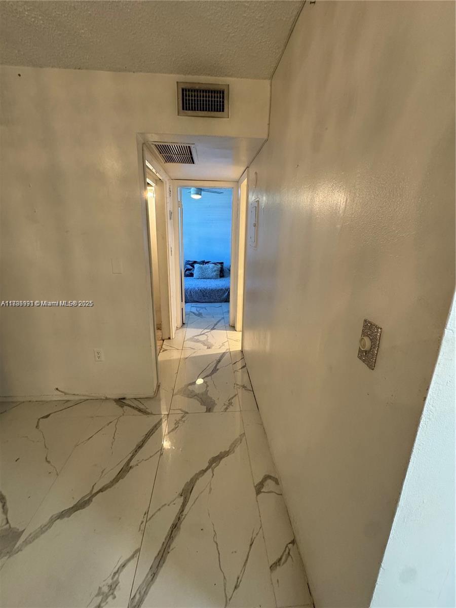 Ver detalles D102 1 / 1 810 sq. ft. $ 2025-09-29 0 foto