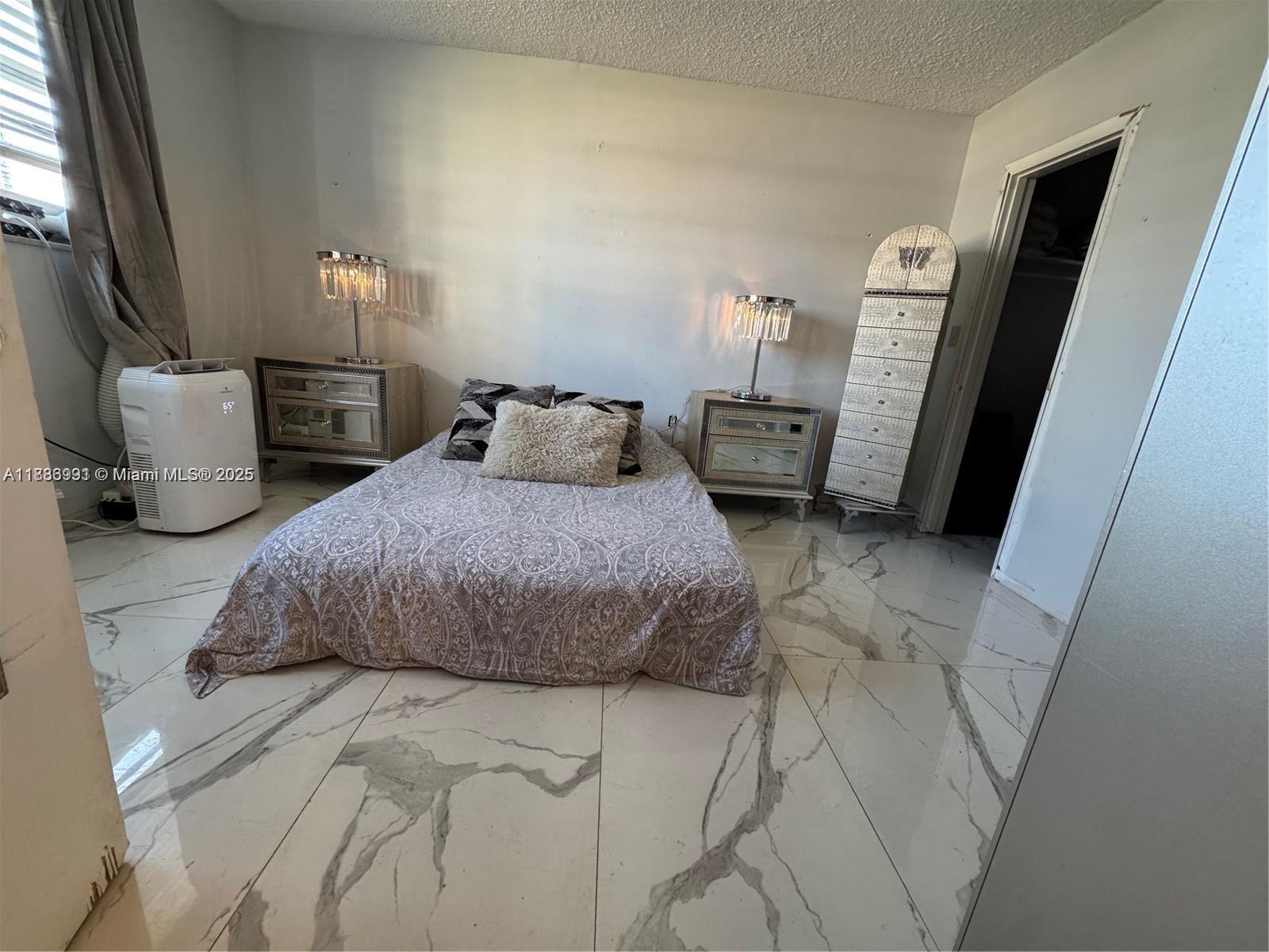 Ver detalles D102 1 / 1 810 sq. ft. $ 2025-09-29 0 foto