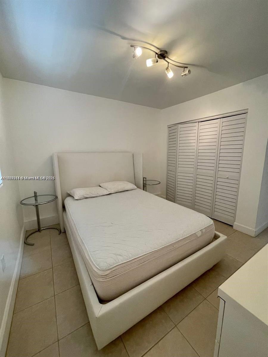   /  5857 sq. ft. $ 2025-09-30 0 Photo