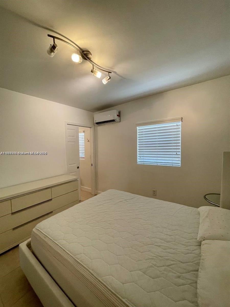   /  5857 sq. ft. $ 2025-09-30 0 Photo