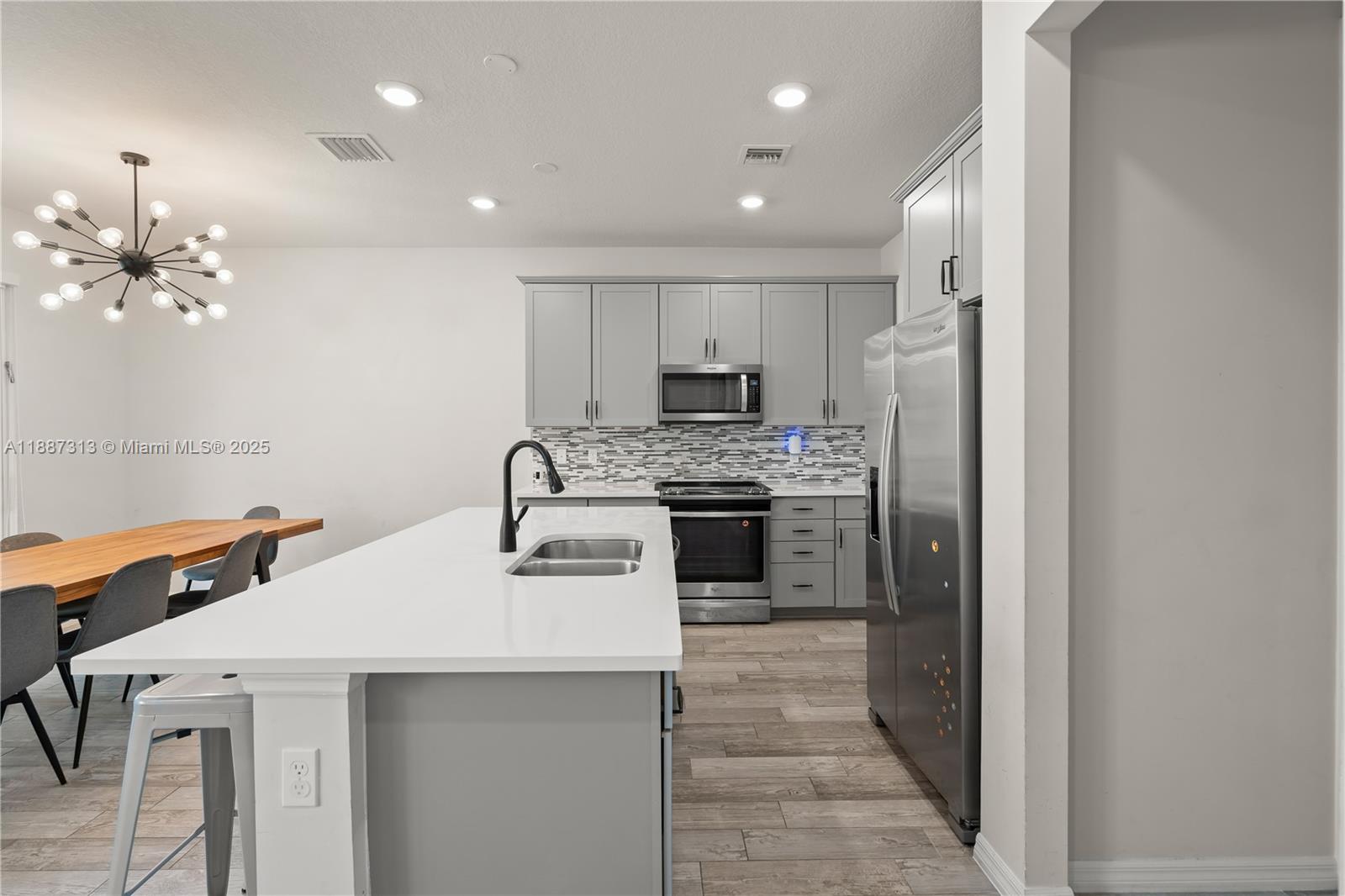 4955 3 / 3 1760 sq. ft. $ 2025-09-30 0 Photo