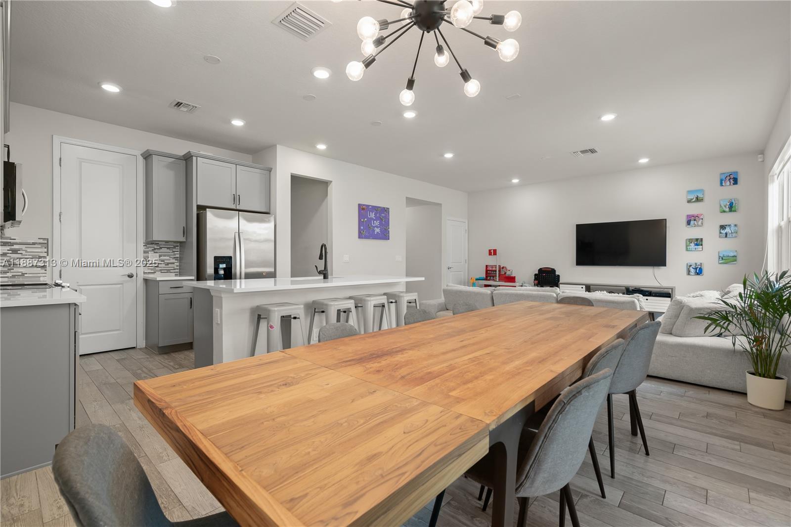4955 3 / 3 1760 sq. ft. $ 2025-09-30 0 Photo
