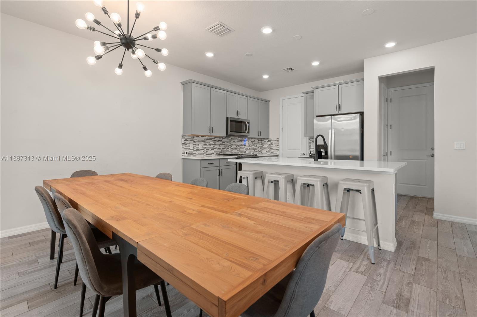 4955 3 / 3 1760 sq. ft. $ 2025-09-30 0 Photo