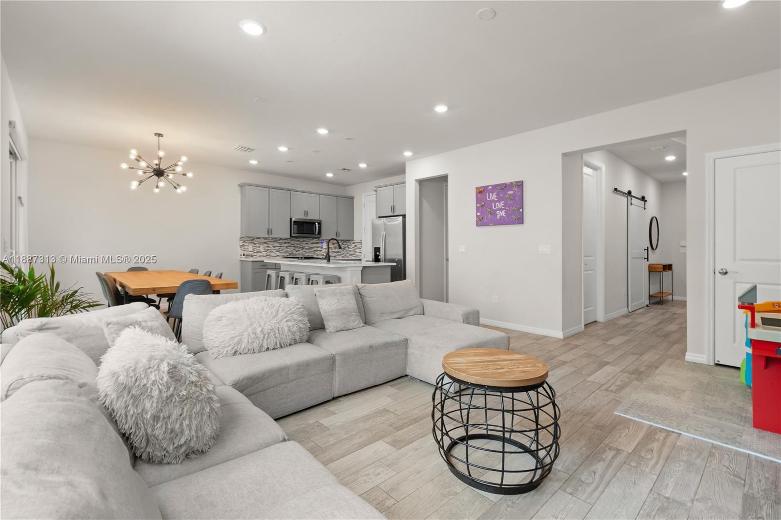 4955 3 / 3 1760 sq. ft. $ 2025-09-30 0 Photo