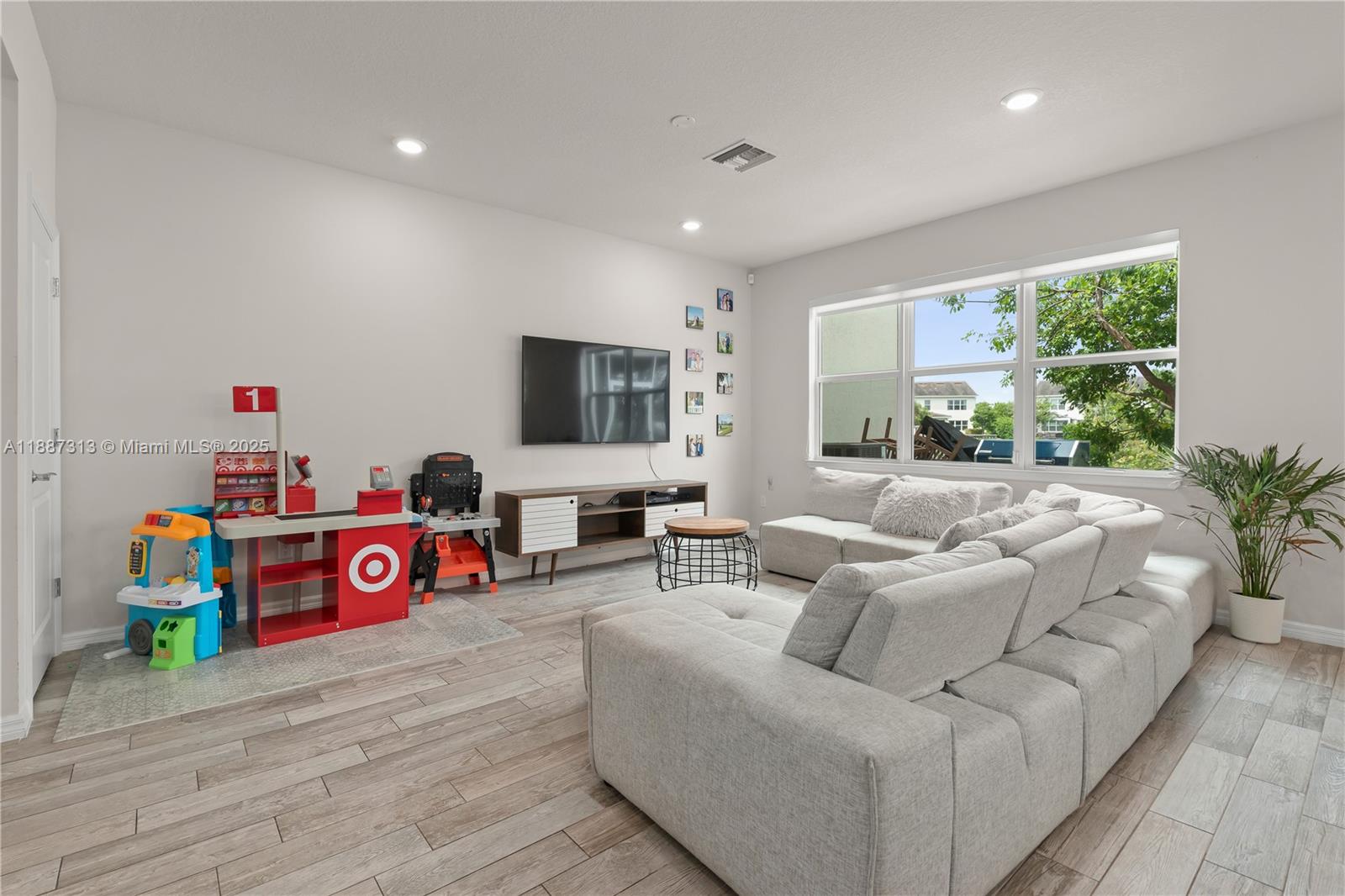 4955 3 / 3 1760 sq. ft. $ 2025-09-30 0 Photo