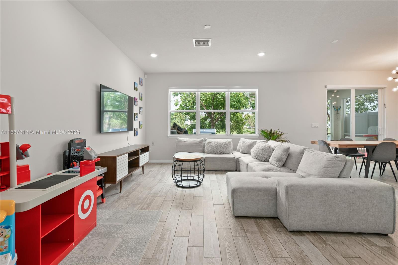 4955 3 / 3 1760 sq. ft. $ 2025-09-30 0 Photo