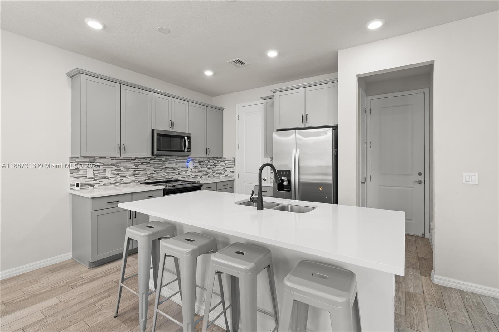 4955 3 / 3 1760 sq. ft. $ 2025-09-30 0 Photo