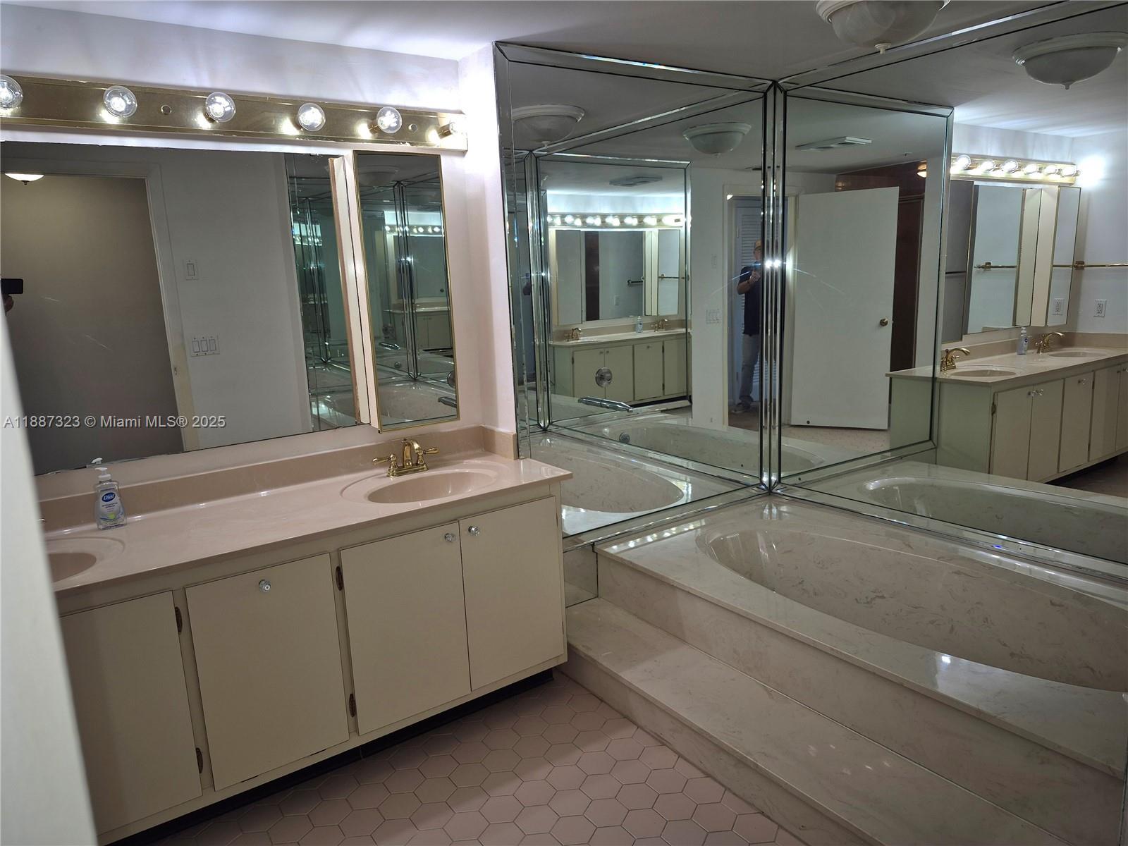 602-4 3 / 3 2200 sq. ft. $ 2025-09-30 0 Photo
