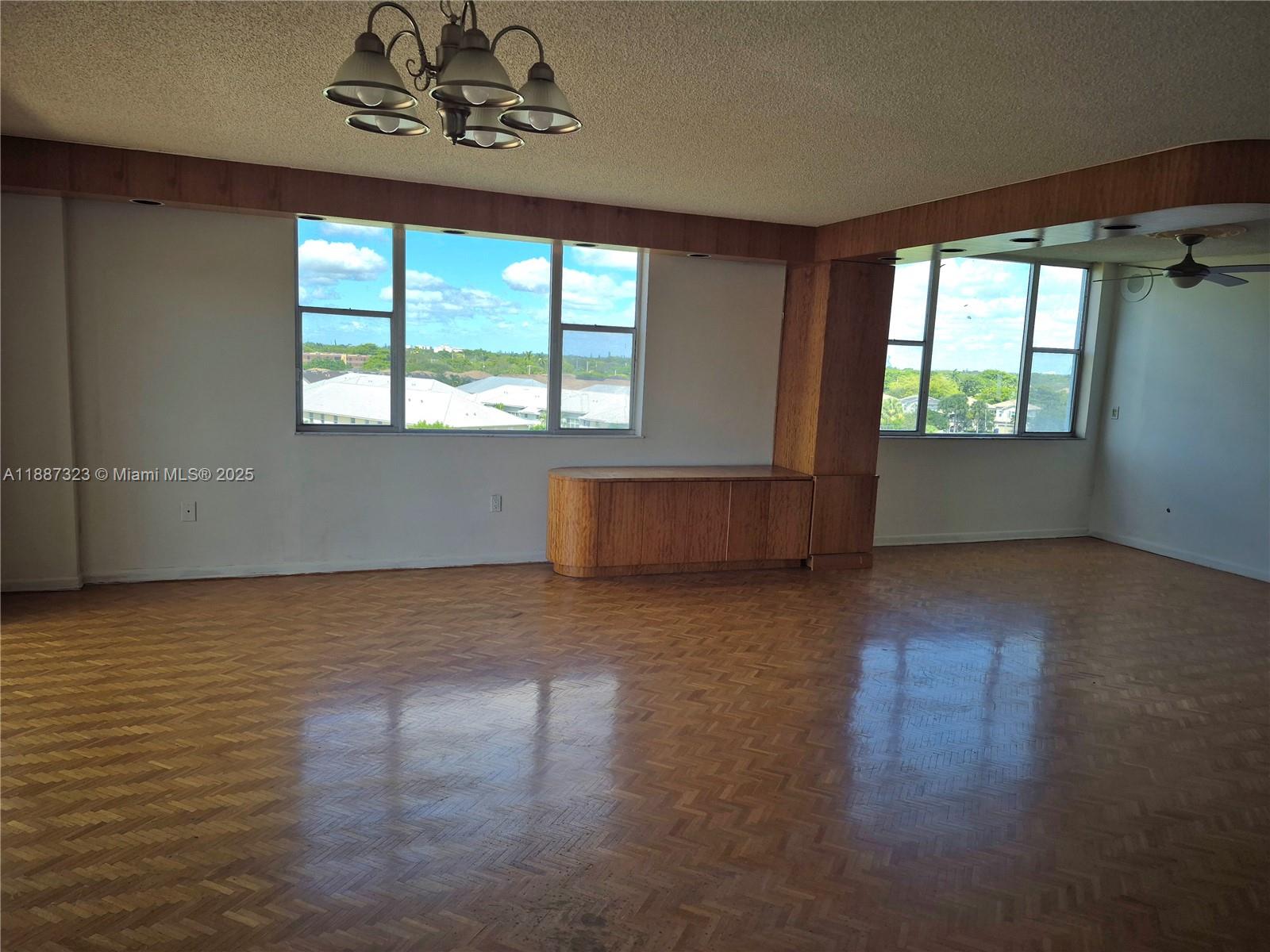 602-4 3 / 3 2200 sq. ft. $ 2025-09-30 0 Photo