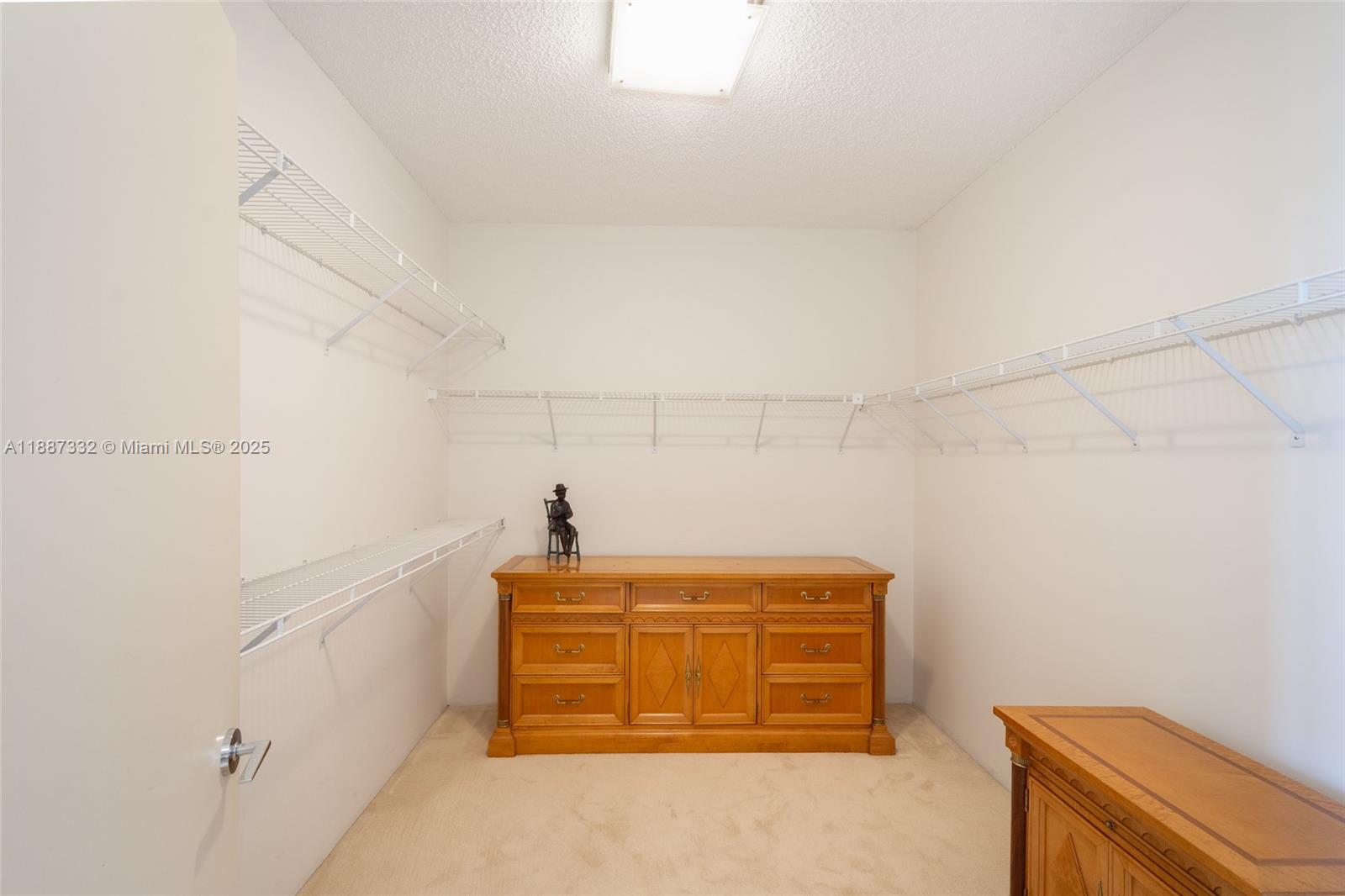 1002 2 / 3 1890 sq. ft. $ 2025-09-30 0 Photo