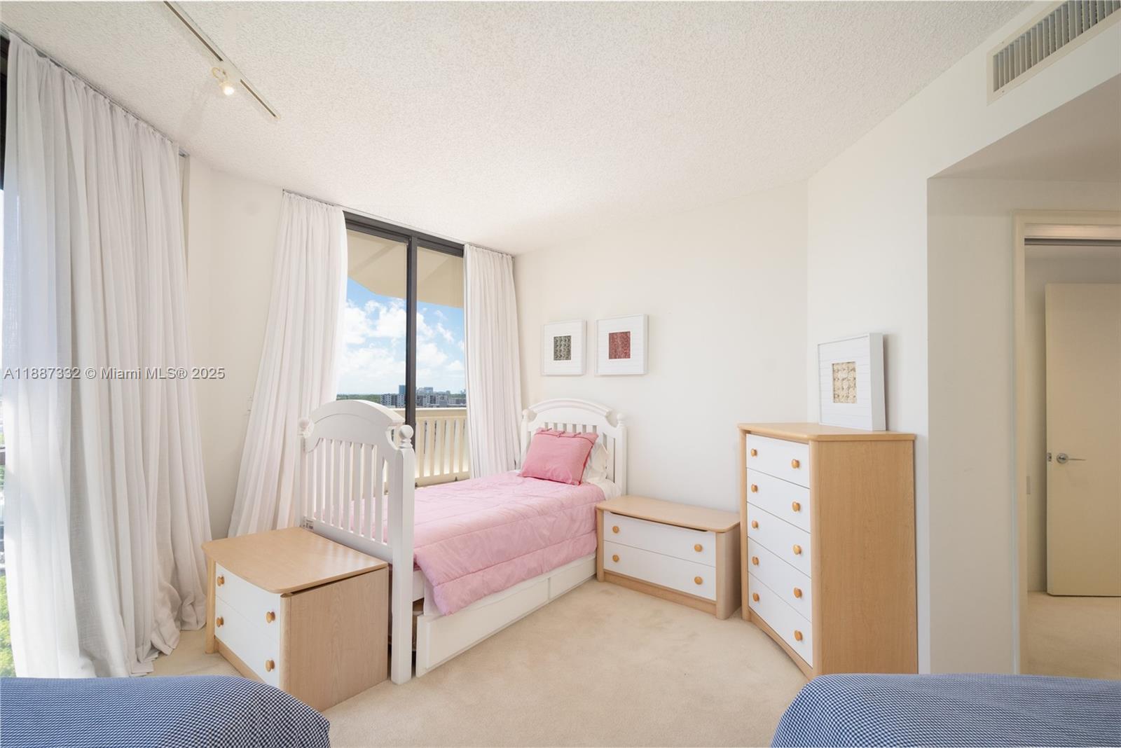 1002 2 / 3 1890 sq. ft. $ 2025-09-30 0 Photo