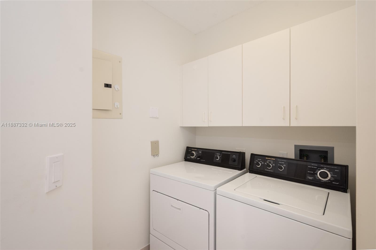 1002 2 / 3 1890 sq. ft. $ 2025-09-30 0 Photo