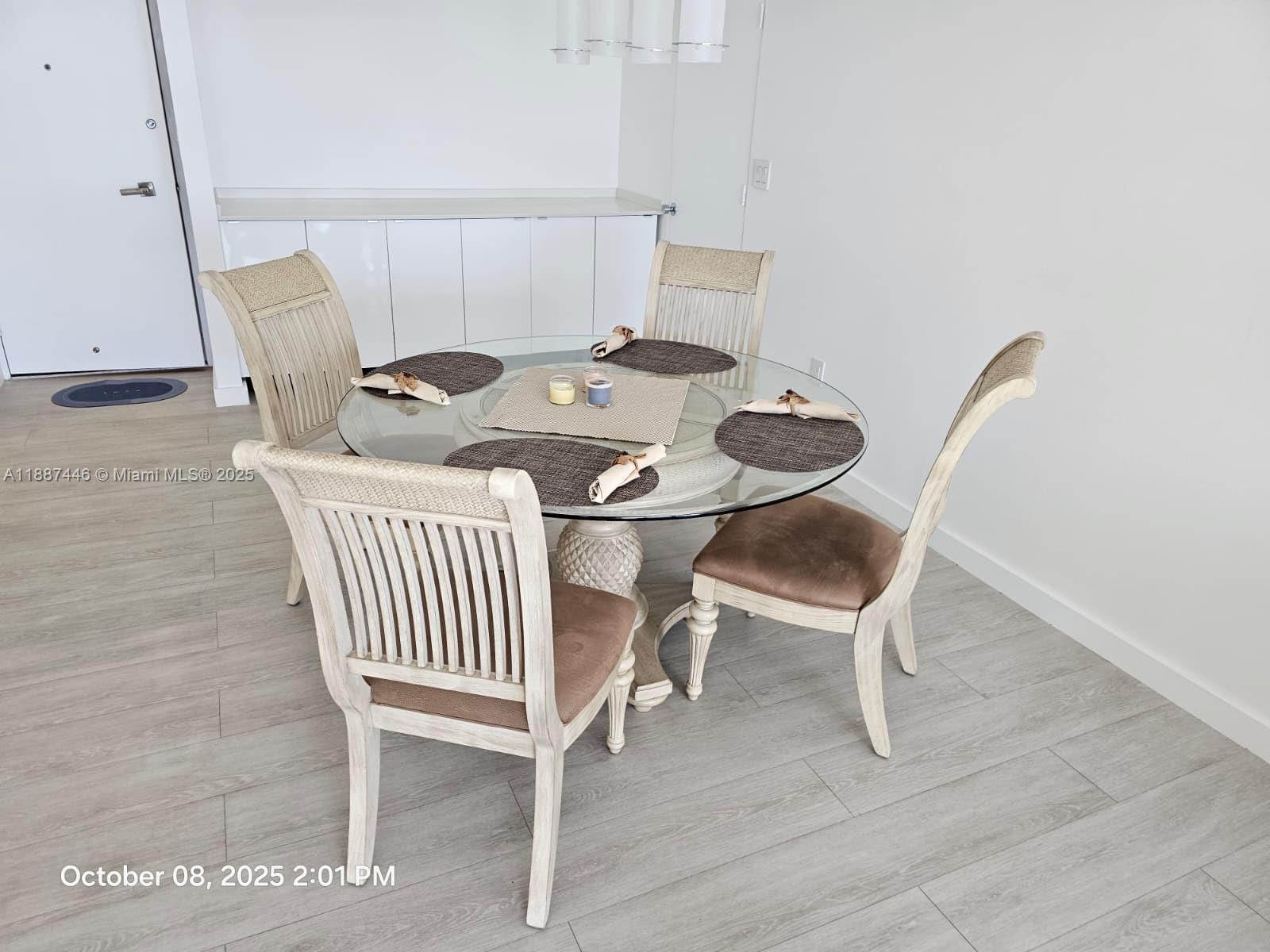 See details 1402 1 / 2 762 sq. ft. $ 2025-09-30 0 Photo