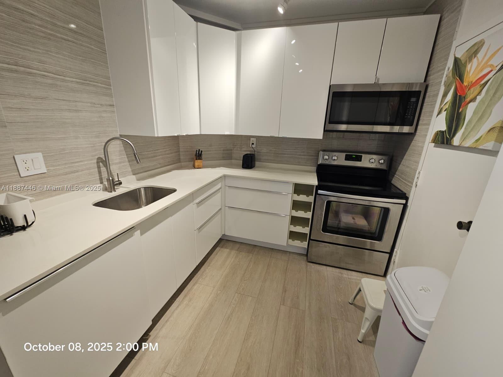 See details 1402 1 / 2 762 sq. ft. $ 2025-09-30 0 Photo