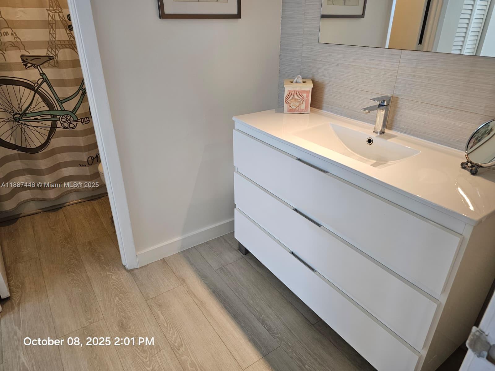 See details 1402 1 / 2 762 sq. ft. $ 2025-09-30 0 Photo