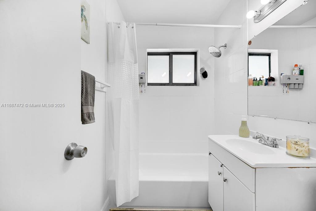   /  3784 sq. ft. $ 2025-09-30 0 foto