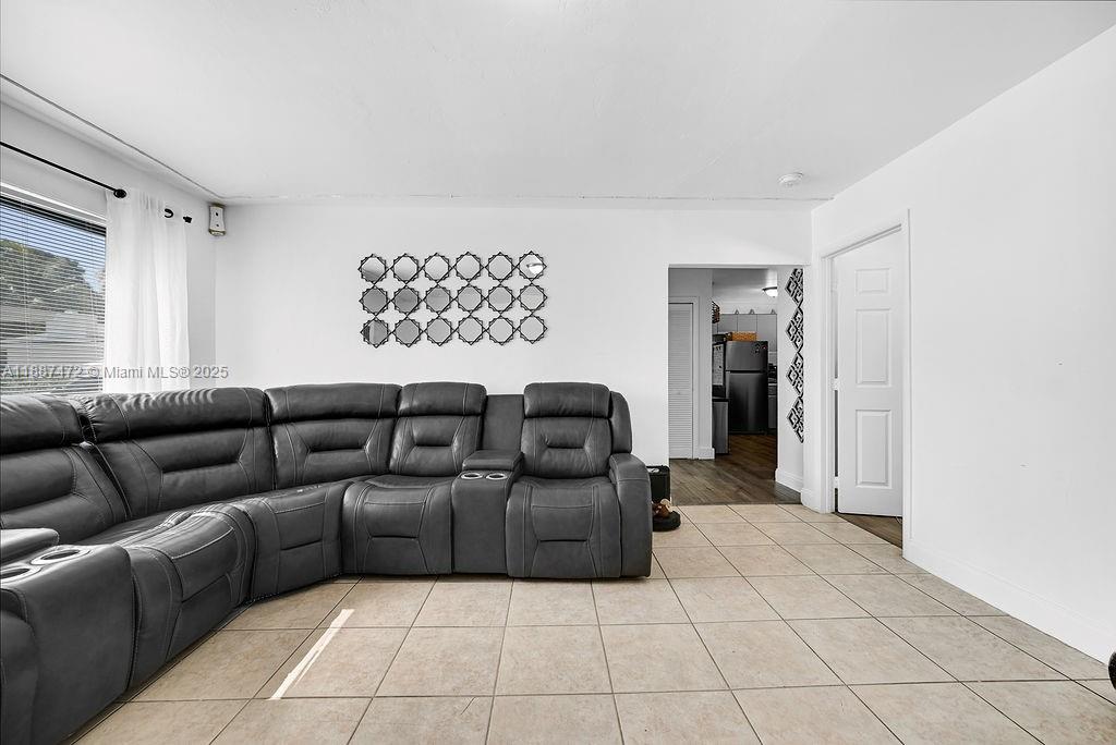   /  3784 sq. ft. $ 2025-09-30 0 foto