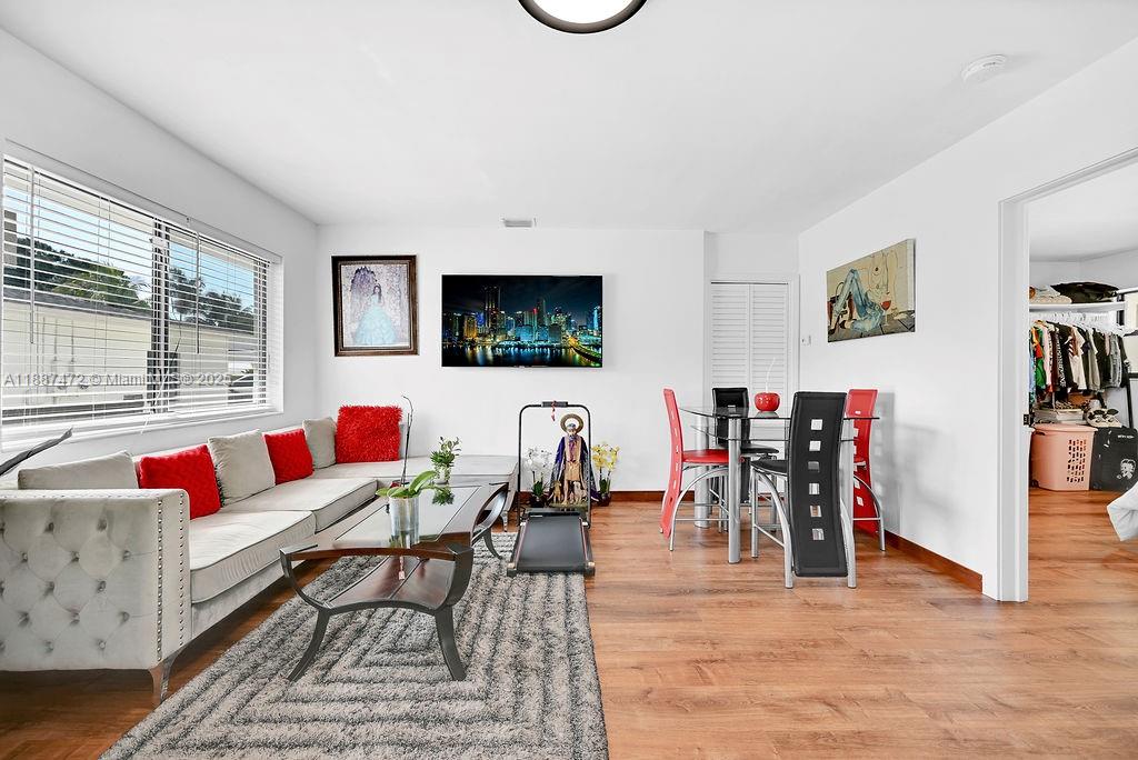   /  3784 sq. ft. $ 2025-09-30 0 foto
