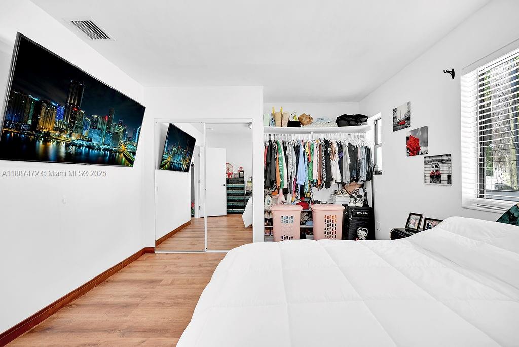   /  3784 sq. ft. $ 2025-09-30 0 foto