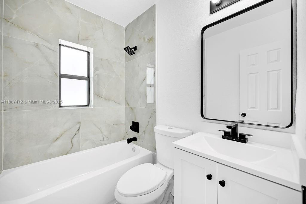   /  3784 sq. ft. $ 2025-09-30 0 foto