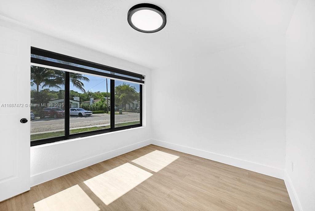   /  3784 sq. ft. $ 2025-09-30 0 foto