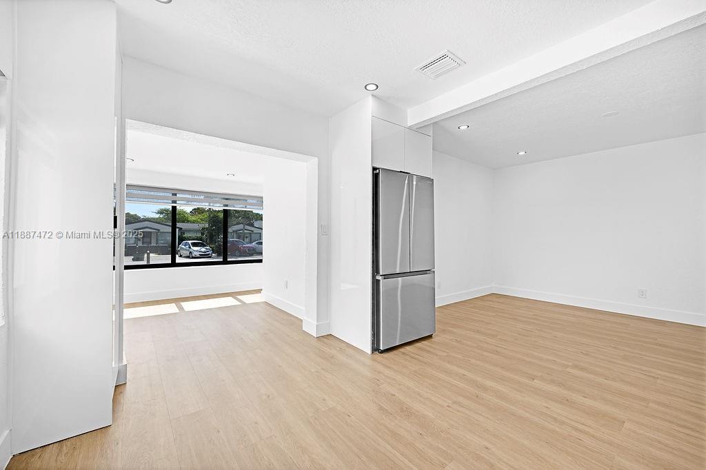   /  3784 sq. ft. $ 2025-09-30 0 foto
