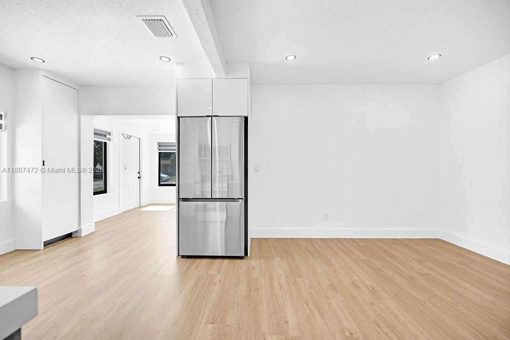   /  3784 sq. ft. $ 2025-09-30 0 foto