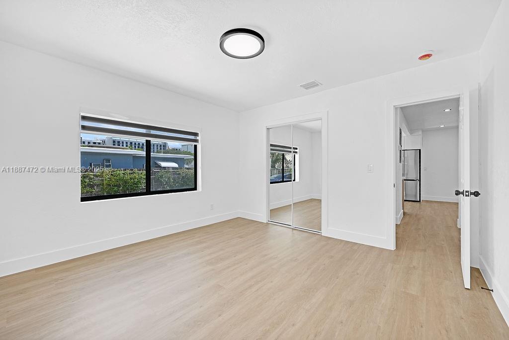   /  3784 sq. ft. $ 2025-09-30 0 foto