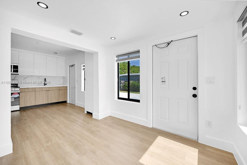   /  3784 sq. ft. $ 2025-09-30 0 foto