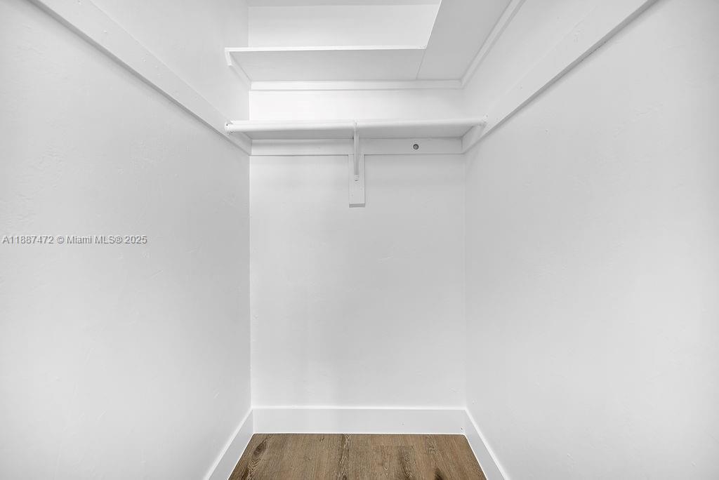   /  3784 sq. ft. $ 2025-09-30 0 foto