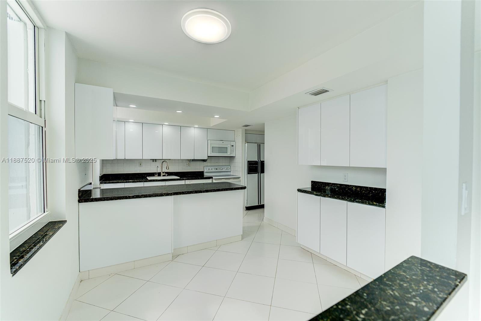 618 2 / 2 1830 sq. ft. $ 2025-09-30 0 Photo