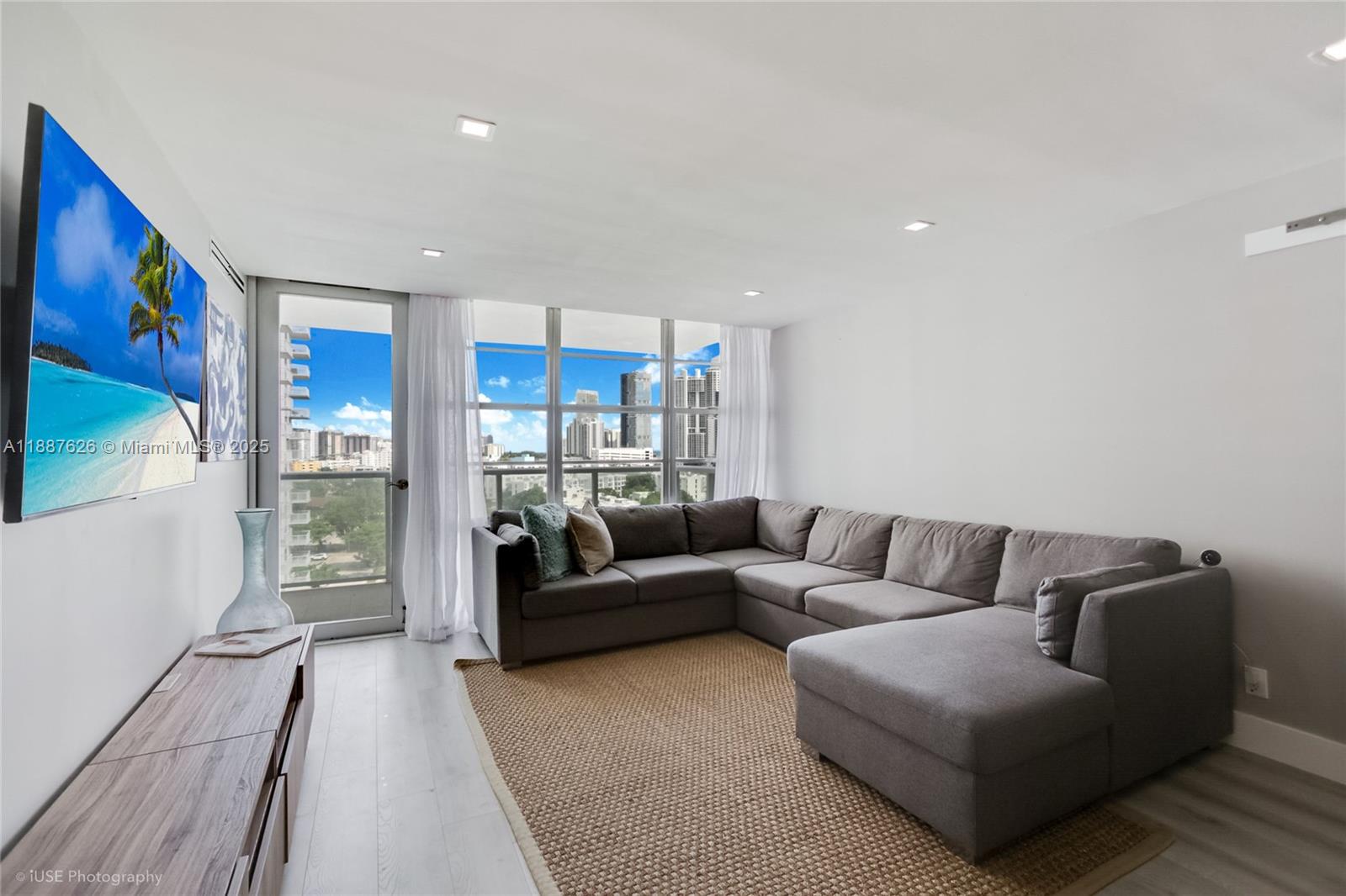 1207 2 / 2 1070 sq. ft. $ 2025-09-30 0 foto