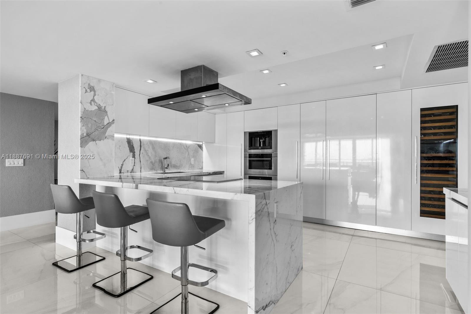5-2204 4 / 5 3084 sq. ft. $ 2025-09-30 0 foto