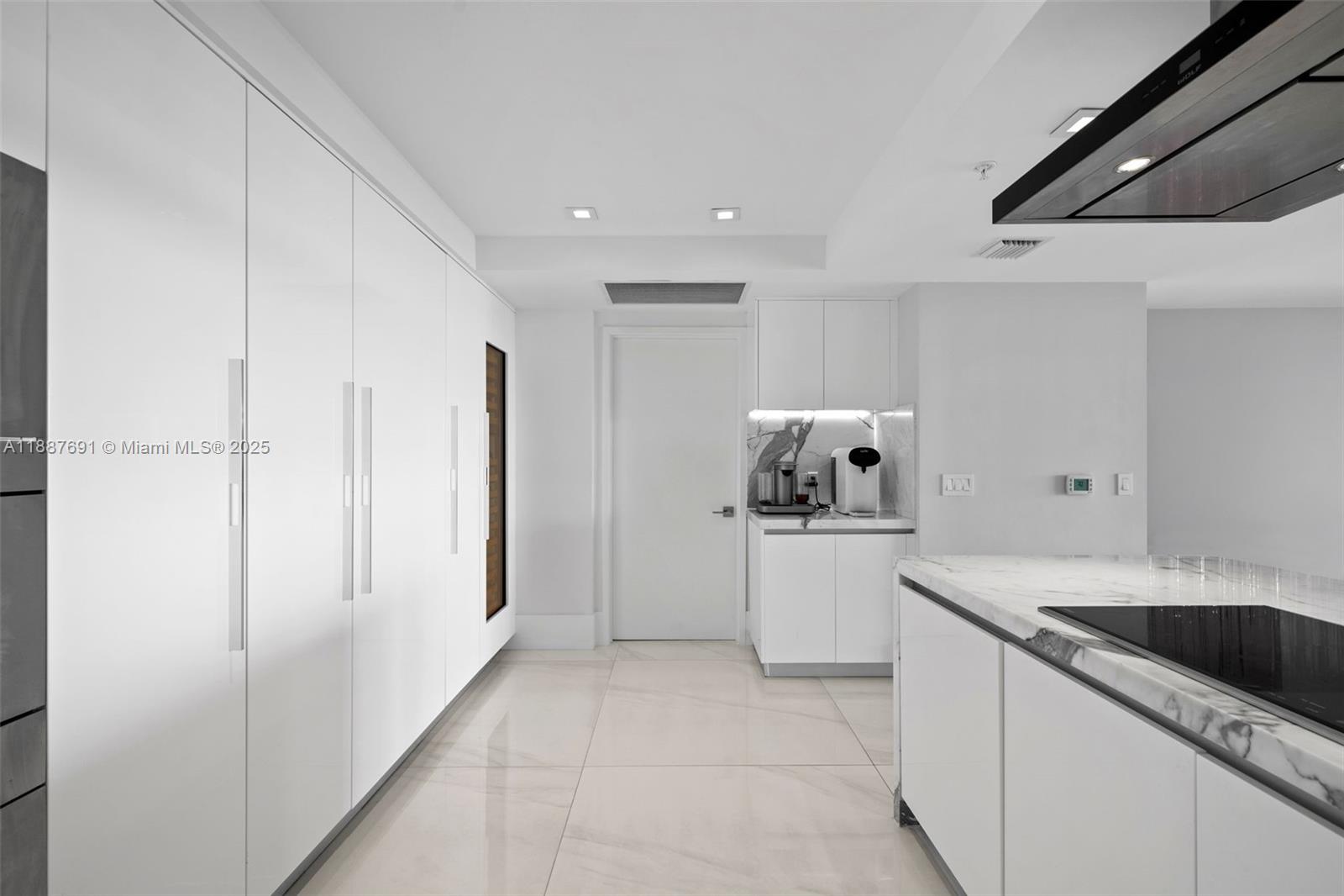 5-2204 4 / 5 3084 sq. ft. $ 2025-09-30 0 foto