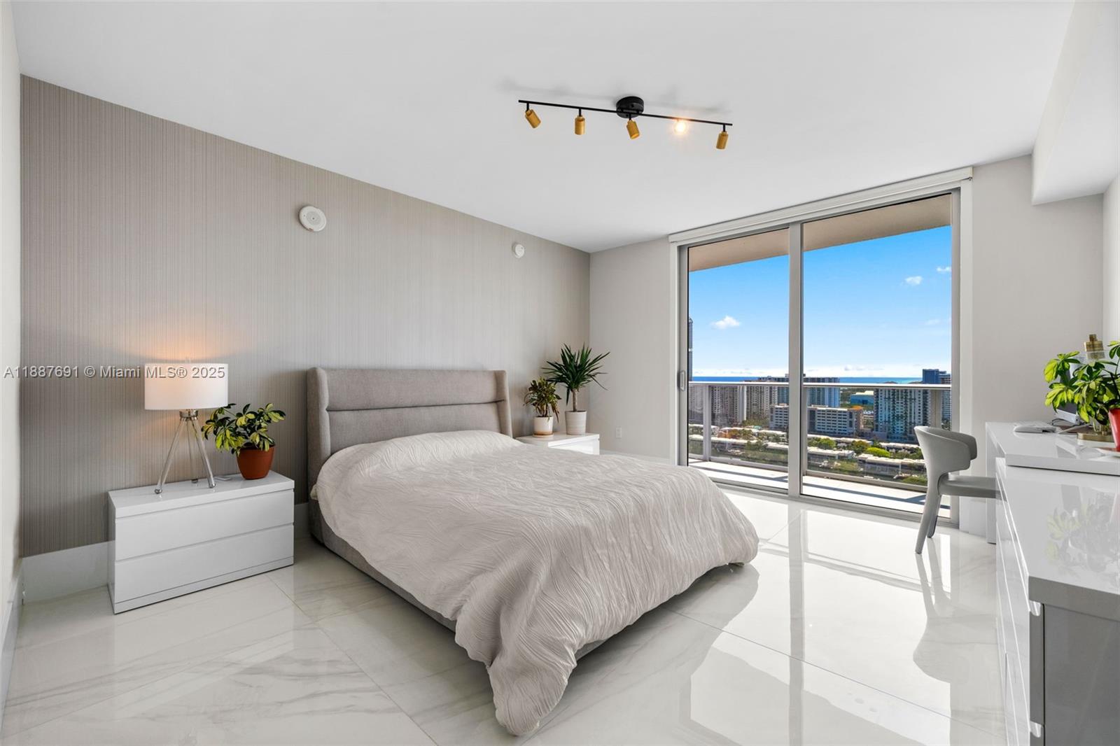 5-2204 4 / 5 3084 sq. ft. $ 2025-09-30 0 foto