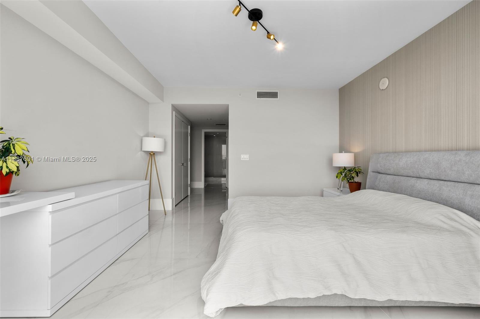5-2204 4 / 5 3084 sq. ft. $ 2025-09-30 0 foto