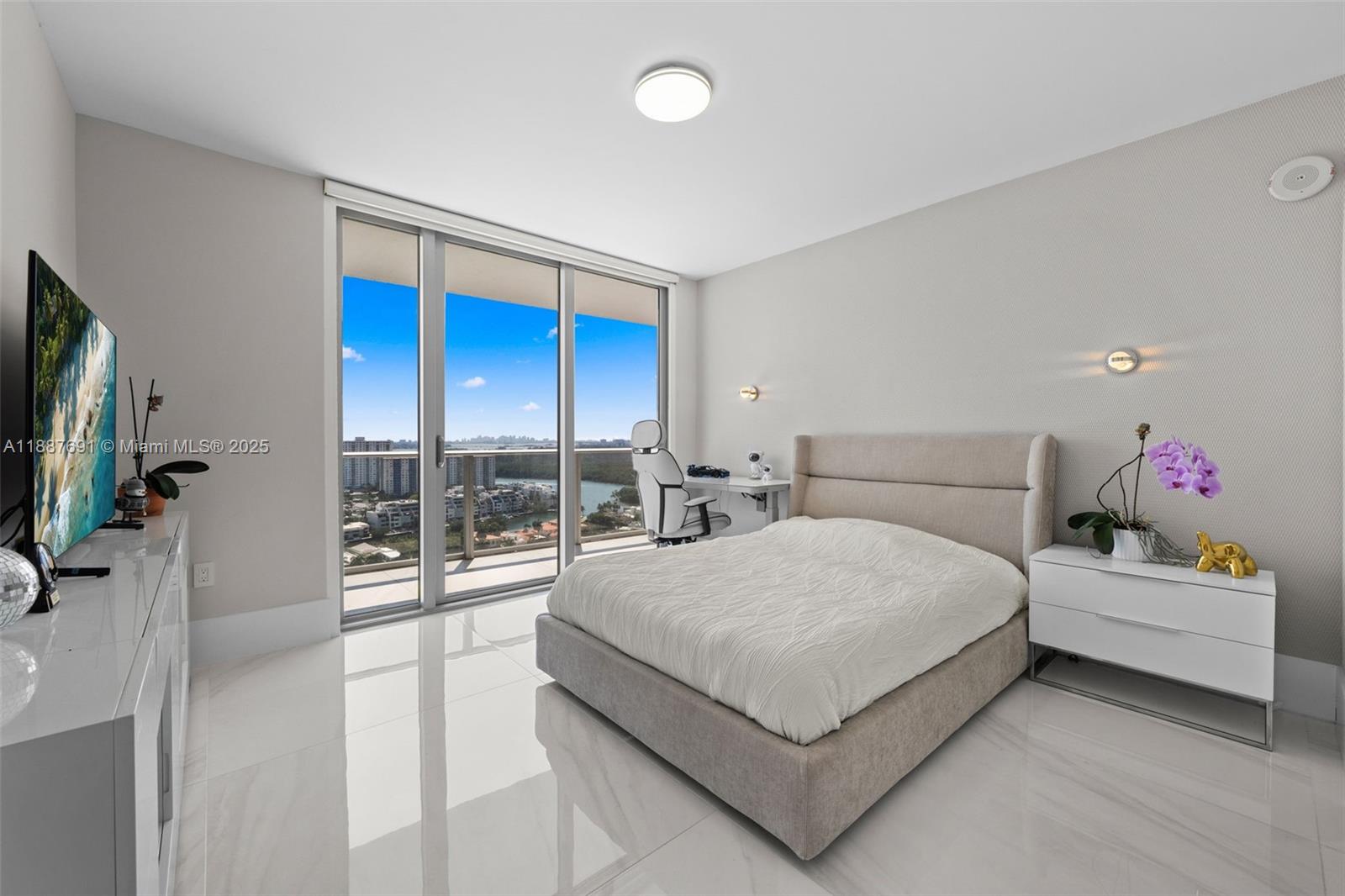 5-2204 4 / 5 3084 sq. ft. $ 2025-09-30 0 foto