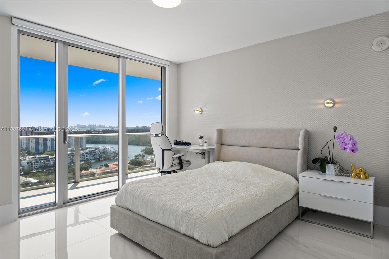 5-2204 4 / 5 3084 sq. ft. $ 2025-09-30 0 foto