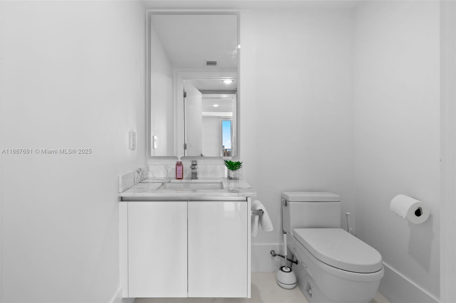5-2204 4 / 5 3084 sq. ft. $ 2025-09-30 0 foto