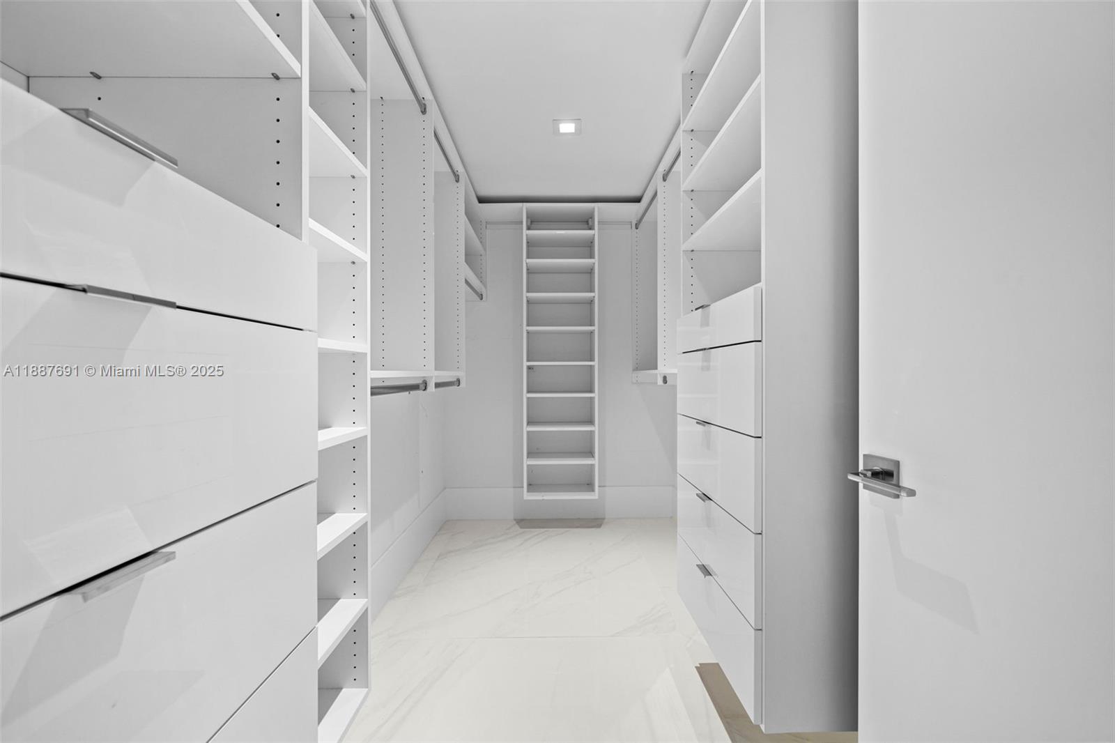 5-2204 4 / 5 3084 sq. ft. $ 2025-09-30 0 foto