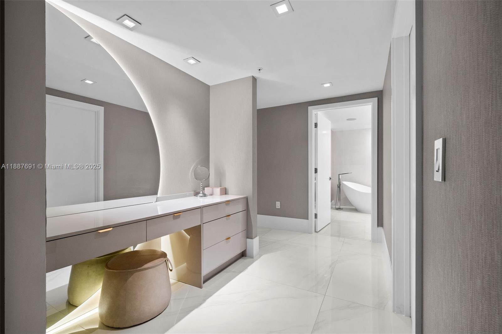 5-2204 4 / 5 3084 sq. ft. $ 2025-09-30 0 foto