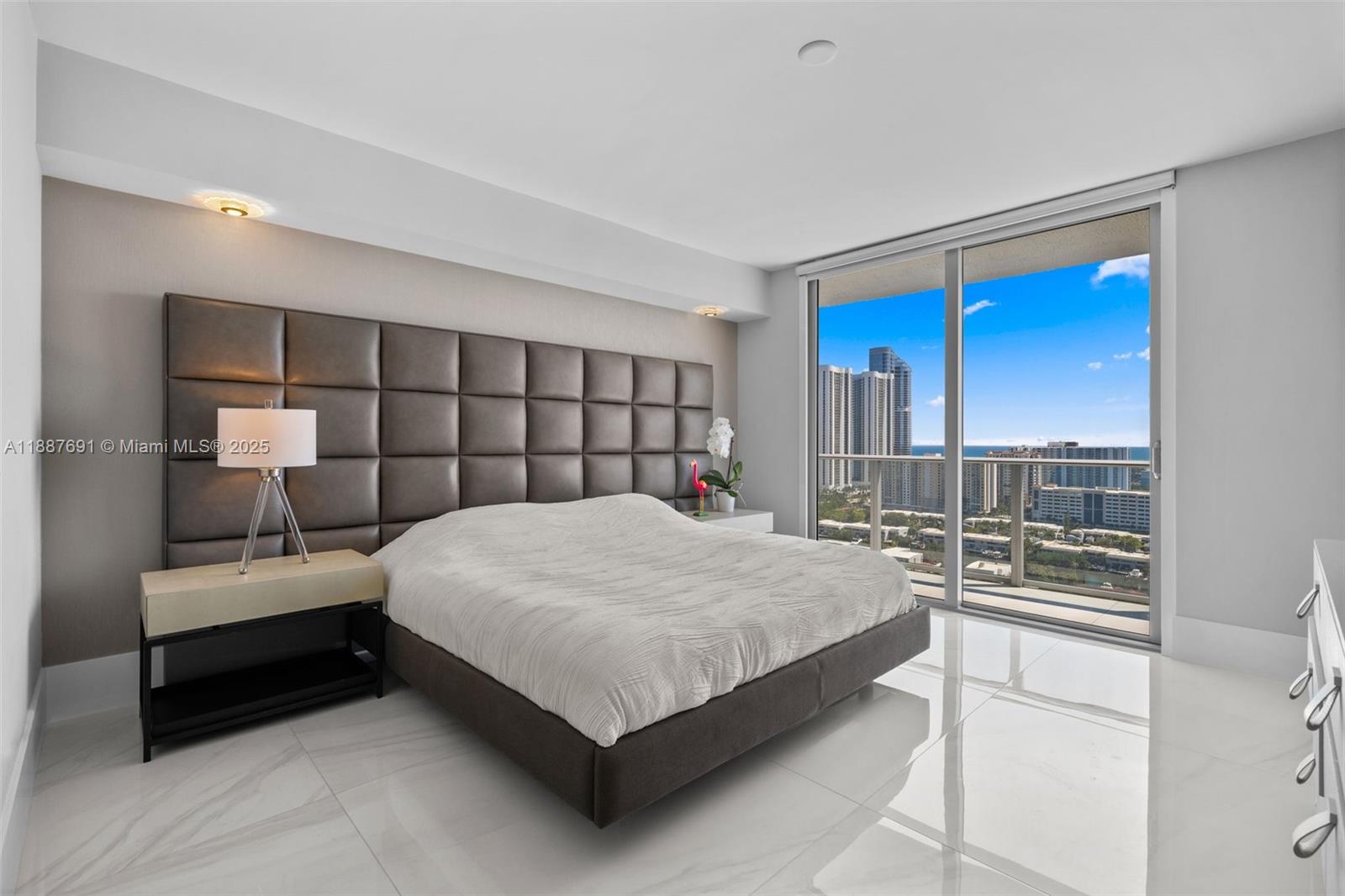 5-2204 4 / 5 3084 sq. ft. $ 2025-09-30 0 foto