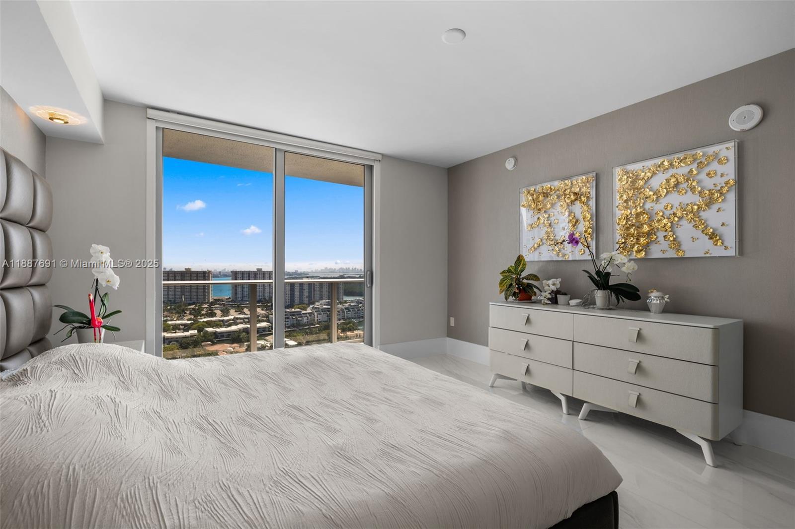 5-2204 4 / 5 3084 sq. ft. $ 2025-09-30 0 foto