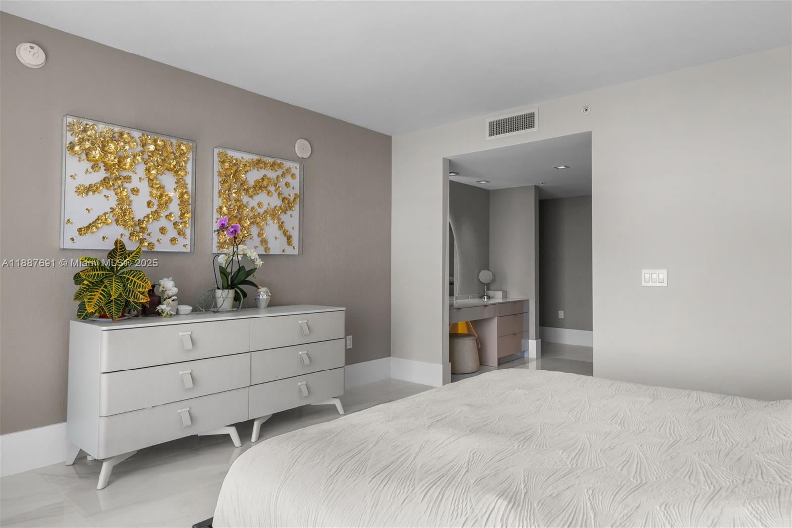 5-2204 4 / 5 3084 sq. ft. $ 2025-09-30 0 foto
