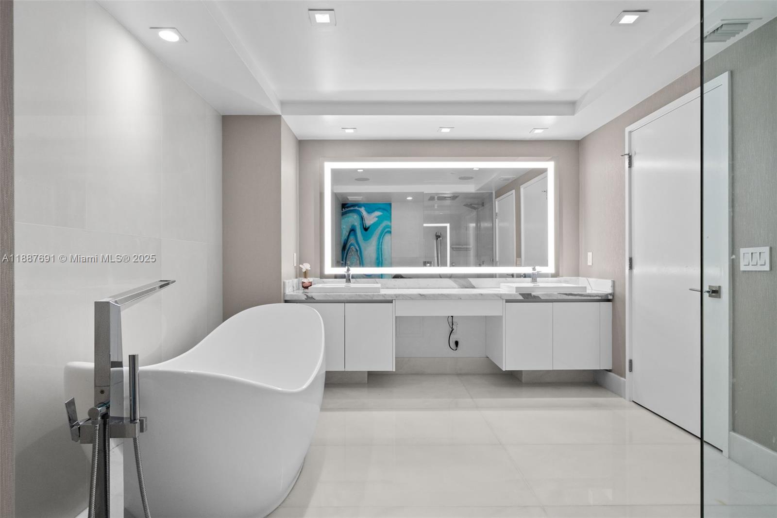 5-2204 4 / 5 3084 sq. ft. $ 2025-09-30 0 foto