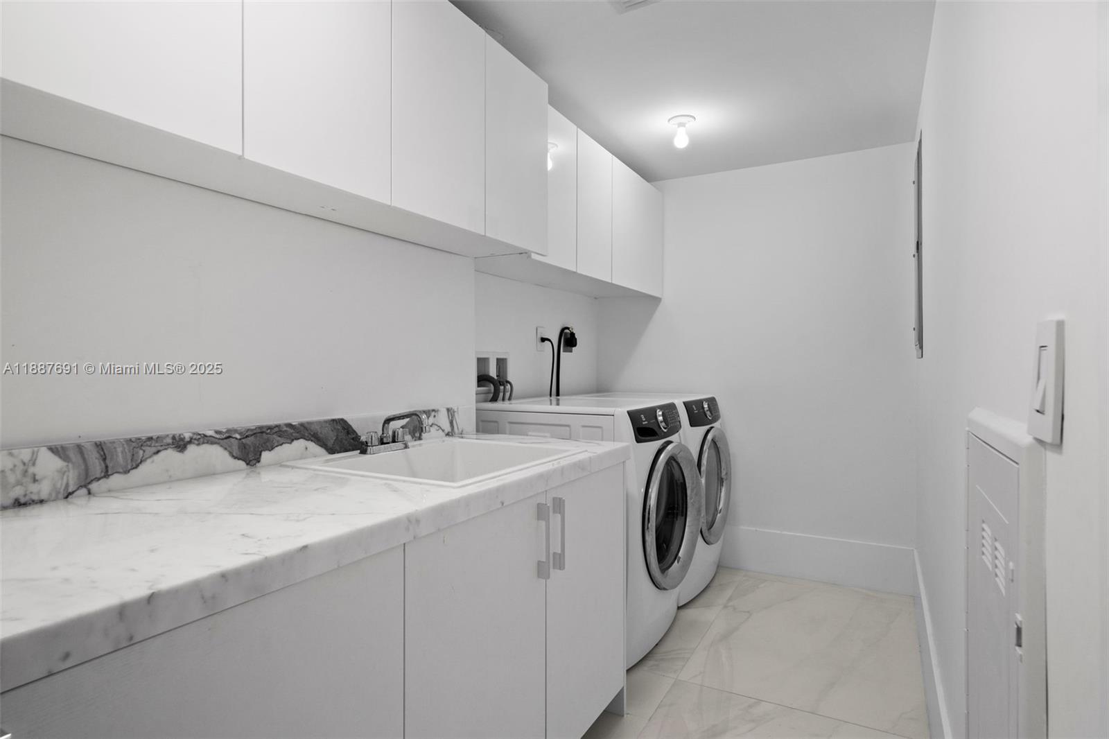 5-2204 4 / 5 3084 sq. ft. $ 2025-09-30 0 foto