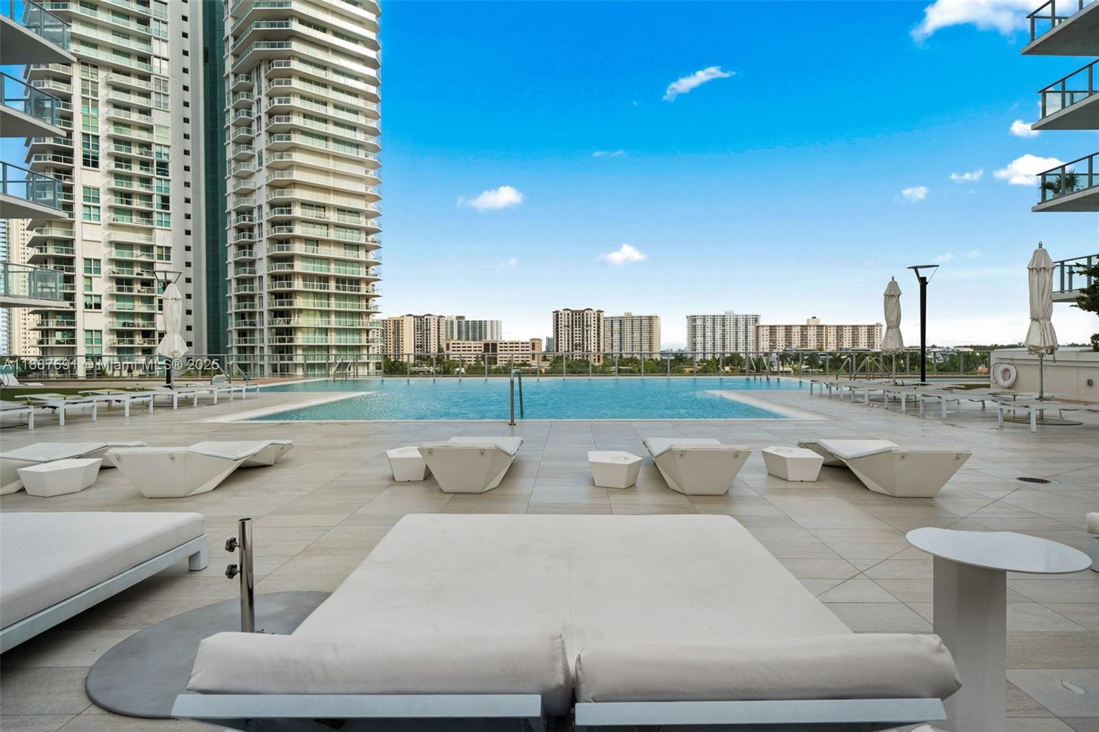 5-2204 4 / 5 3084 sq. ft. $ 2025-09-30 0 foto