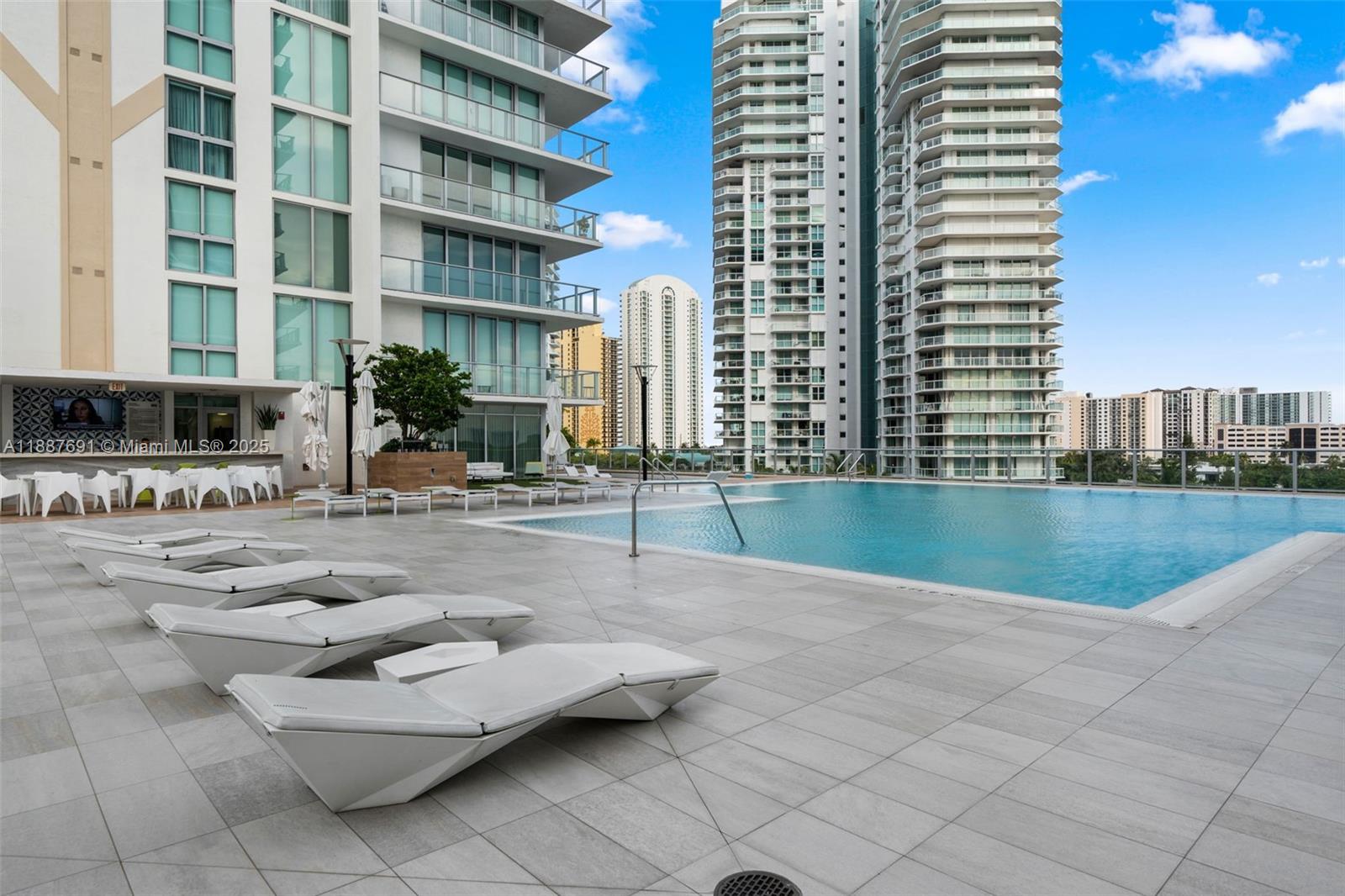 5-2204 4 / 5 3084 sq. ft. $ 2025-09-30 0 foto