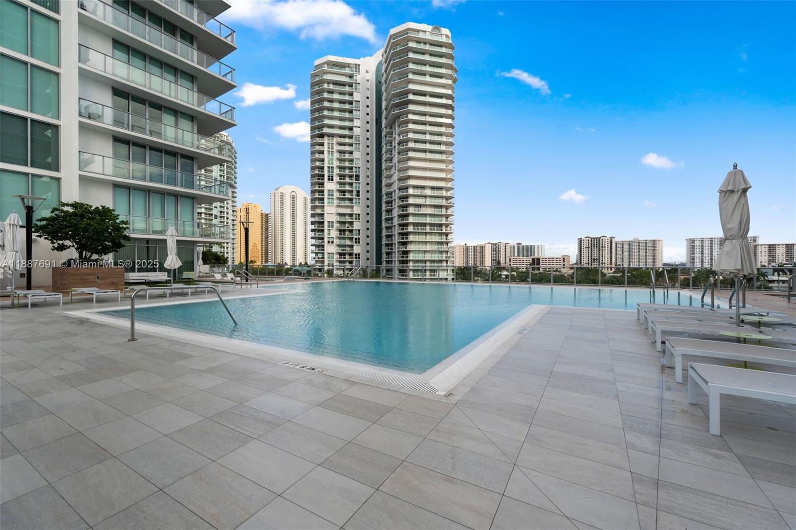 5-2204 4 / 5 3084 sq. ft. $ 2025-09-30 0 foto
