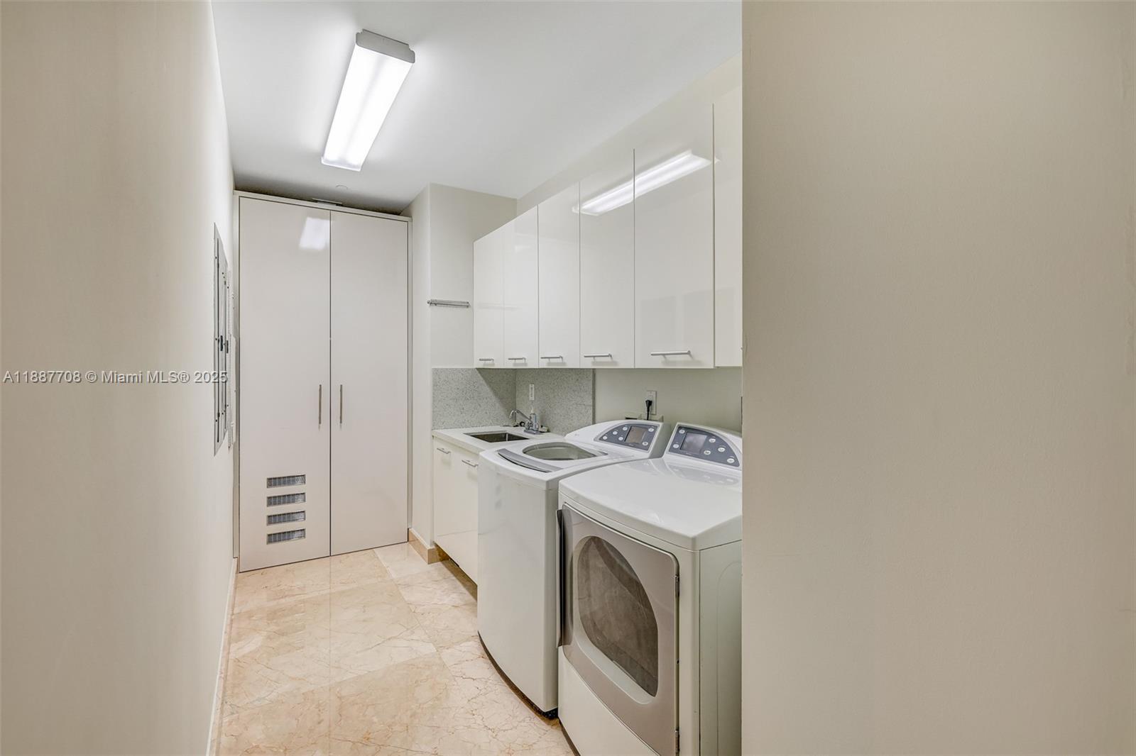 Photo of 2711 Ocean Dr  #3705, Hollywood, Florida, 33019 - 